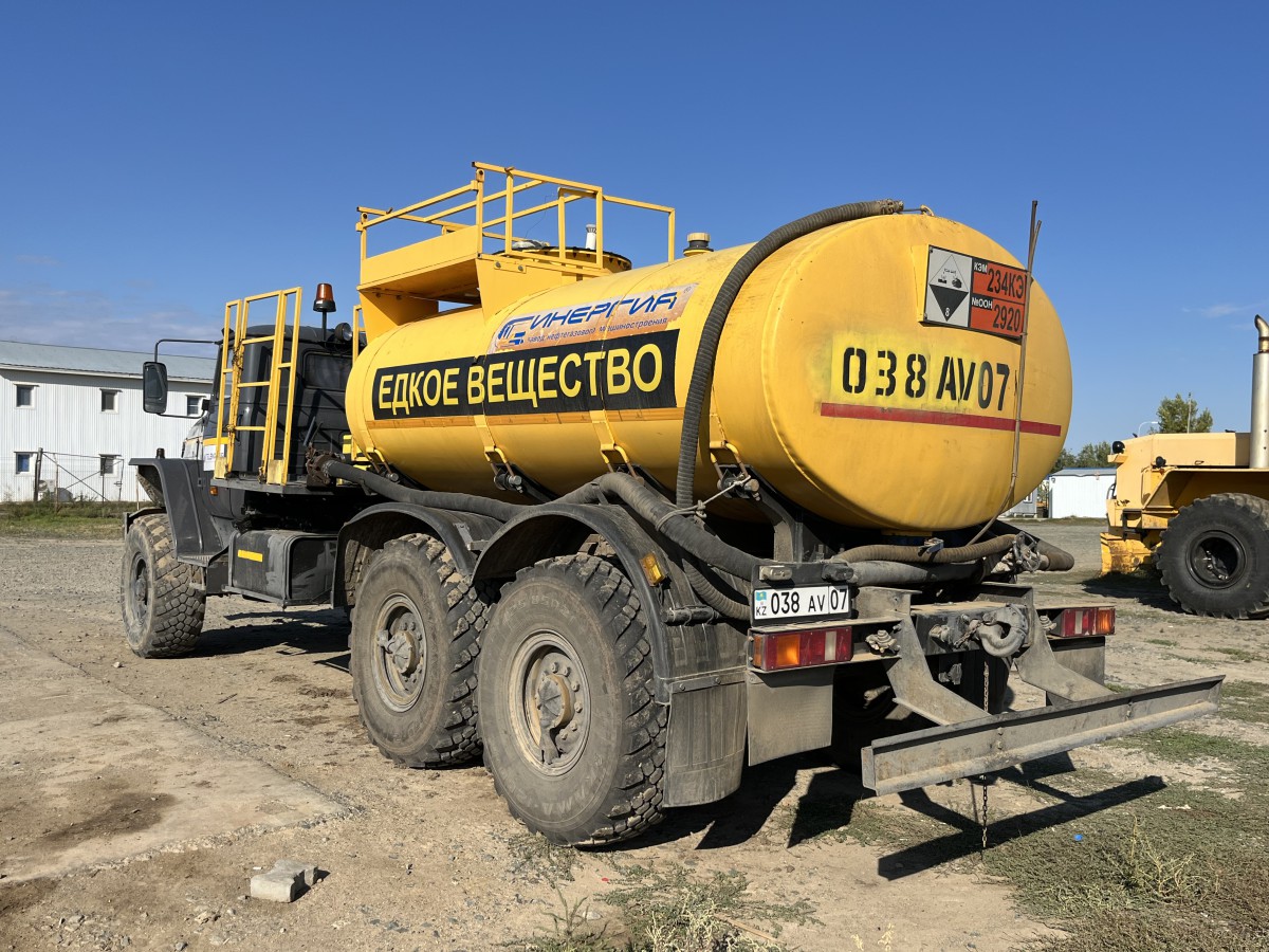 УРАЛ-4320 автоцистерна для агрессивной среды